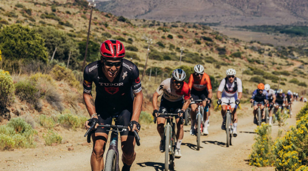 Simon Pellaud y Lauren Stephens se imponen en la tercera etapa del Nedbank Gravel Burn