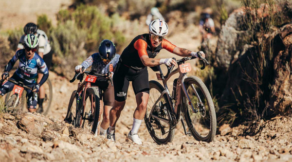 Beers (a pesar de su lesión) y Dubau-Prevot dominan en Willowmore y refuerzan su liderato en la Nedbank Gravel Burn