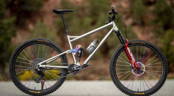 ¿Comprarías una bici de titanio? Este prototipo de Revel quizás cambie tu punto de vista