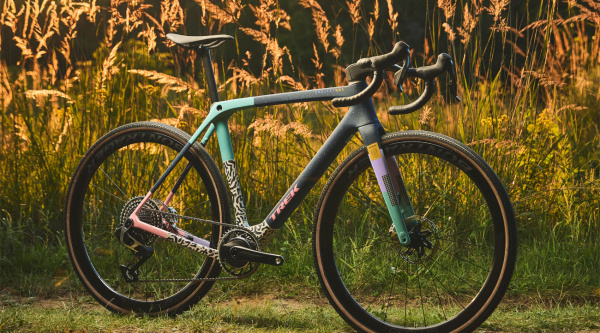 Trek amplía su colaboración con Topo Designs con nueva pintura Project One y colección de bolsas