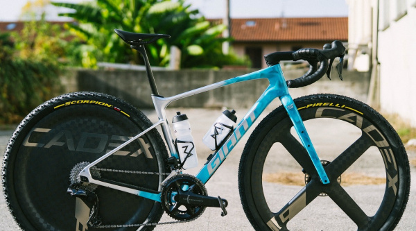 ¿Así será la gravel aero del futuro? El experimento del Swatt Club con su Giant Revolt
