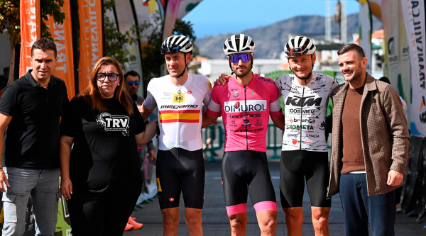 Pedro Rodríguez impone su ley en El Paso y se convierte en el primer líder de la Transvulcania Bike 2025