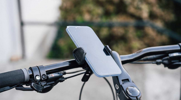 ¿Buscas un soporte universal para llevar el móvil en el manillar de tu bici? Llega el Zéfal Universal Phone Holder