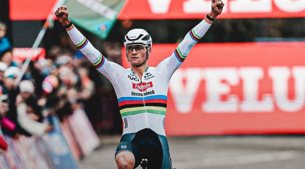 Mathieu van der Poel pasa la apisonadora en Amberes con Van Aert lejos