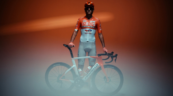 Gobik se atreve con el culotte blanco en el nuevo kit de INEOS Grenadiers 2026