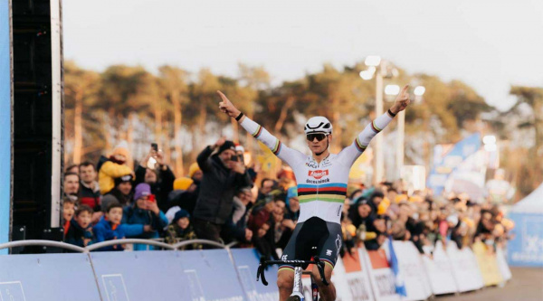 Van der Poel impone su ley en Loenhout tras el infortunio de Van Aert