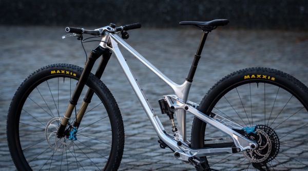 Otra 32″ que ya puedes comprar, configurable como mullet 32″/29″ y que estrena ruedas DT Swiss