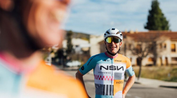 NSN Cycling estrena su nueva identidad con un maillot inspirado en Barcelona