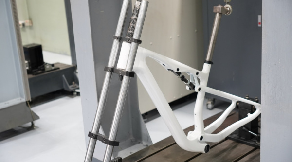 Cómo se «torturan» los cuadros según la ISO y por qué las marcas van mucho más lejos