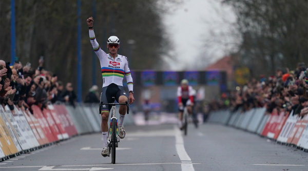 Van der Poel también domina en la arena de Koksijde y suma otra victoria en la Copa del Mundo