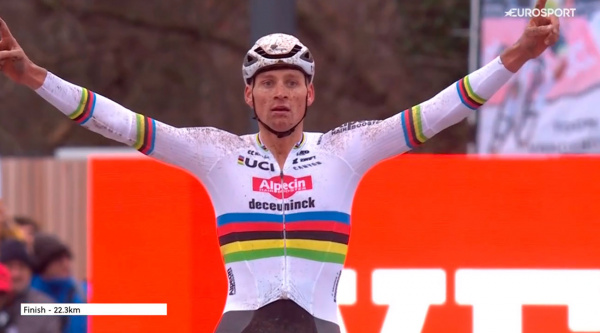 Van der Poel vuelve a lo grande… pero con un triunfo sufrido en Namur