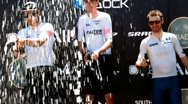 Romain Bardet debuta en el gravel con Factor y Rapha ganando la primera gran carrera del año