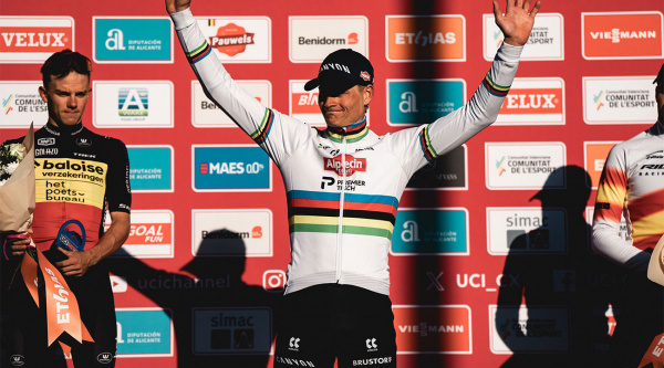 Van der Poel ya es único: gana su 51ª Copa del Mundo de ciclocross en Hoogerheide