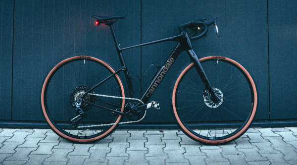 La Topstone Carbon 2 AXS suma radar e iluminación integrada para un gravel más seguro