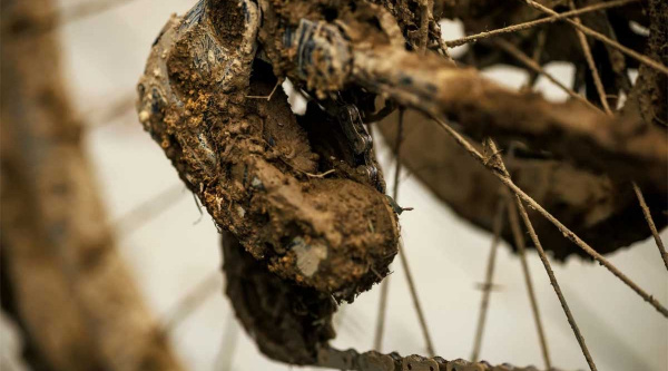 SRAM inicia la cuenta atrás para un gran lanzamiento en DH