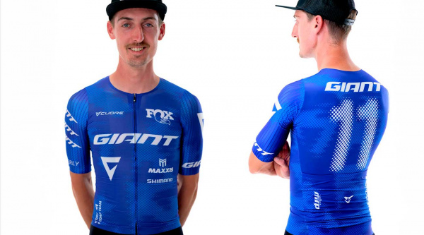 Número de dorsal en la espalda al estilo fútbol, lo nuevo en la imagen del Giant Factory Off-Road Team