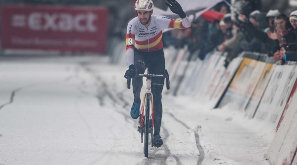 Felipe Orts sube al podio de una carrera extrema que se lleva Van der Poel