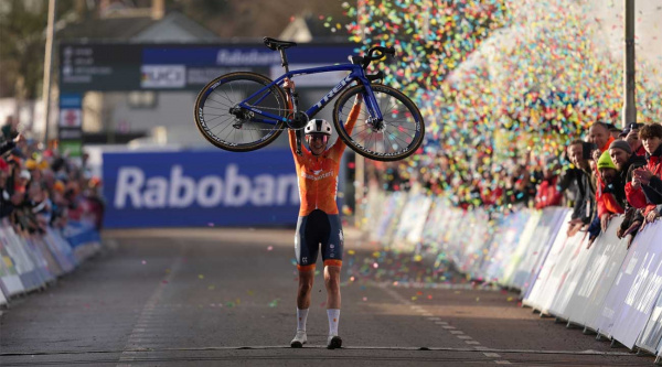 Lucinda Brand no falla, Pieterse al suelo y una descalificación importante en el Mundial de ciclocross 2026