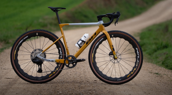 BH GravelX R personalizada y calendario de nivel para las incursiones gravel del BUFF-BH Team