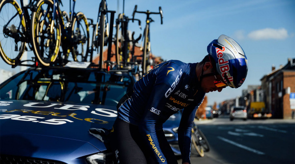 El frío y una carrera torcida sacan a Pidcock de la pelea en la Omloop Het Nieuwsblad