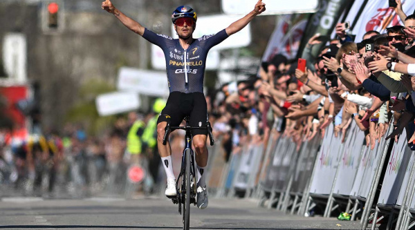 Pidcock se estrena con Pinarello Q36.5 y firma una exhibición en solitario en la Vuelta a Andalucía