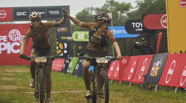 Keller y Lill dominan bajo el barro y suman otra victoria en la Absa Cape Epic
