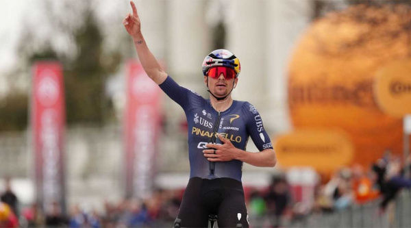 Pidcock conquista la Milán-Turín con un ataque decisivo en Superga