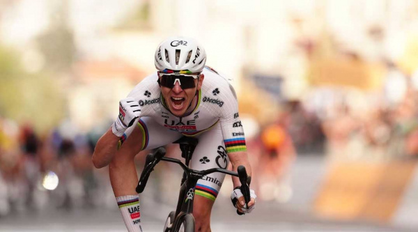 Pogacar gana una Milán-San Remo caótica con un Pidcock brillante que rozó la victoria