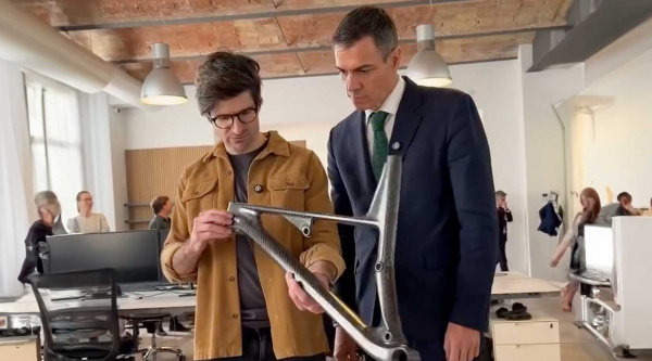 Pedro Sánchez visita Unno en Barcelona para conocer su modelo de producción y desarrollo de cuadros de carbono