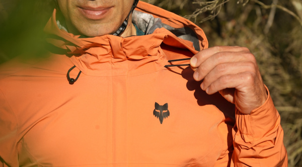 Test Fox Ranger, una chaqueta impermeable asequible para que no te pare la lluvia