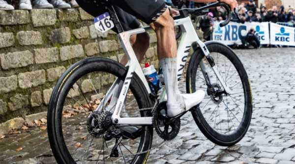 Hay una «revisada» Canyon Aeroad que ya está usando Van der Poel, con un cambio lógico