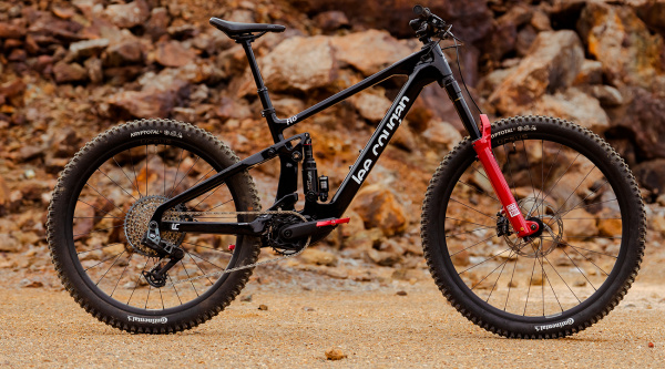 Test Lee Cougan Flö: nueva e-enduro con motor Avinox que devuelve a la marca a sus raíces gravity