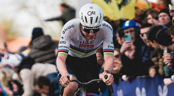 Tadej Pogačar juega con sus rivales y gana el Tour de Flandes con otra exhibición