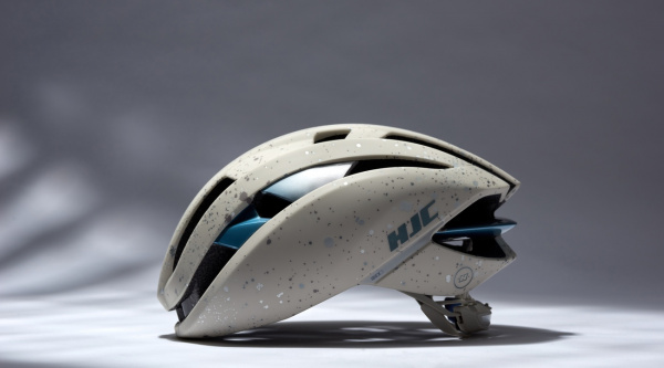 El casco que convierte el barro en diseño. Así es el nuevo HJC IBEX 3 Raindrop