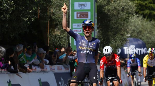 Tom Pidcock ya gana, se impone en la 3a etapa del Tour de los Alpes y apunta a Lieja