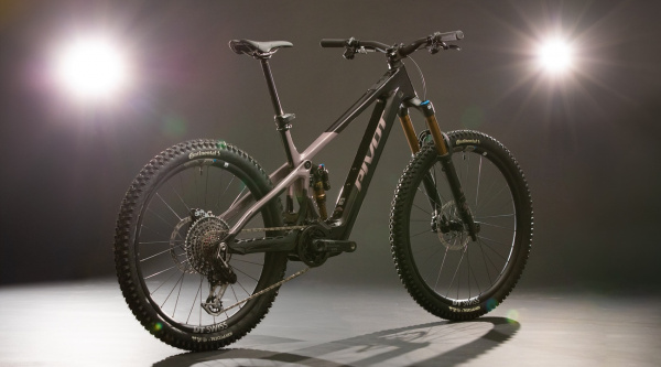 Nueva Pivot Shuttle AMP’d: suspensión dw-link y Avinox M2S unidos