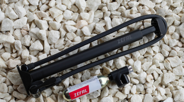 Test mini bomba de pie Zéfal Adventure, va mucho más allá del uso en ruta