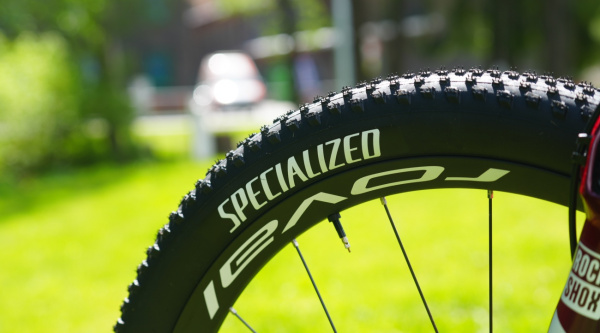 Specialized apuesta por las cubiertas de 2,5″ en carrera