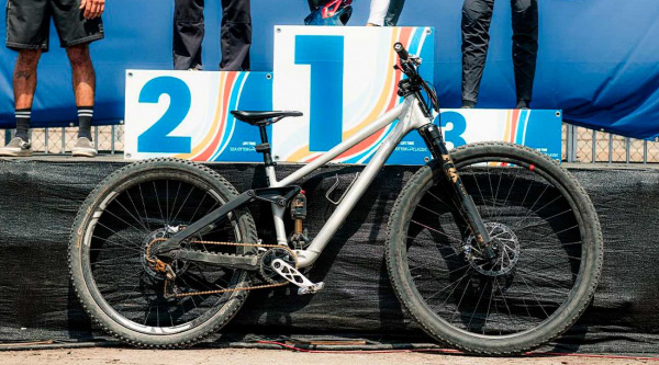 Una rueda de 32” delante y 29″ detrás, detalles de la configuración con la que se ganó el DH de la Sea Otter Classic