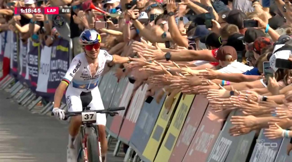 Tom Pidcock pasa el rodillo en Nove Mesto, domina en un circuito donde está imbatido