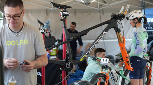 ¿Nueva Orbea doble? Ya la prueba su equipo oficial bajo el sello OOLAB