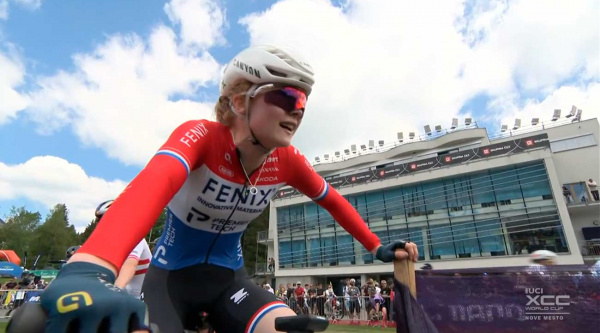 Puck Pieterse impone su sprint en el Short Track de Nove Mesto, condicionado por la caída de Keller y Neff