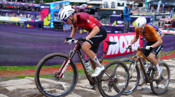 Adrien Boichis confirma el relevo generacional y gana la XCO de Leogang, con Azzaro descalificado