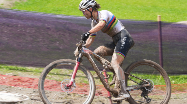 Otra exhibición de Jenny Rissveds, domina en el barro de Leogang