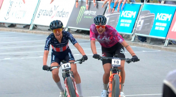 Savilia Blunk gana el Short Track tras un ajustadísimo sprint y las 32″ debutan en Copa del Mundo