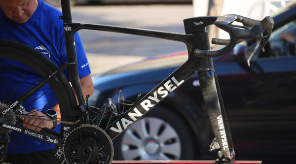 La nueva bici Van Rysel prototipo que ya está usando Paul Seixas en 15 fotos