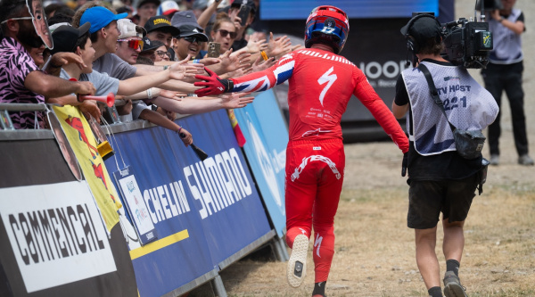 Ángel Suárez logra un top-10 de la Copa del Mundo de DH en Pal Arinsal, con Williams y Höll ganando
