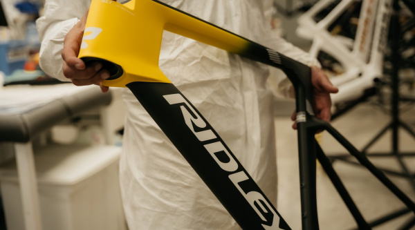Del taller de pintura al Tour: menos de 30 horas para crear la Ridley Noah Fast amarilla de Torstein Træen