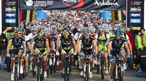 La primera salida de la historia de la Andalucía Bike Race