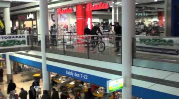 Vídeo Praga DownMall, DH en un centro comercial